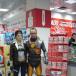 [PIC] Gordon freeman And Alyx Vance pick up their own copy of HL2 Episode 2